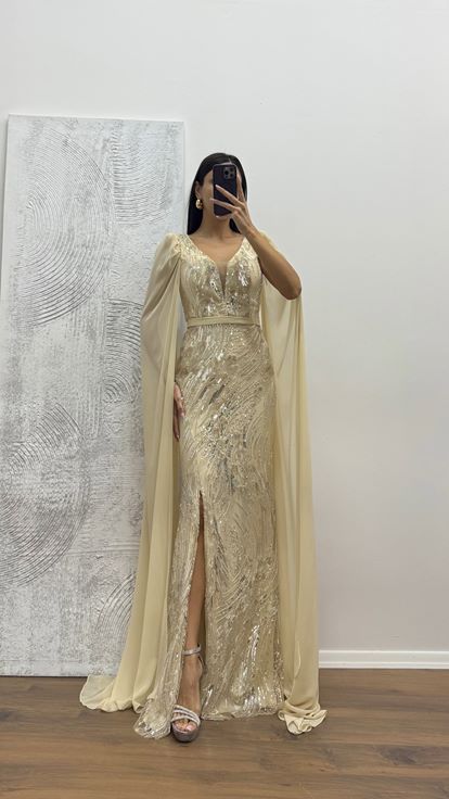 Robe de soirée brodée en tulle à manches dorées