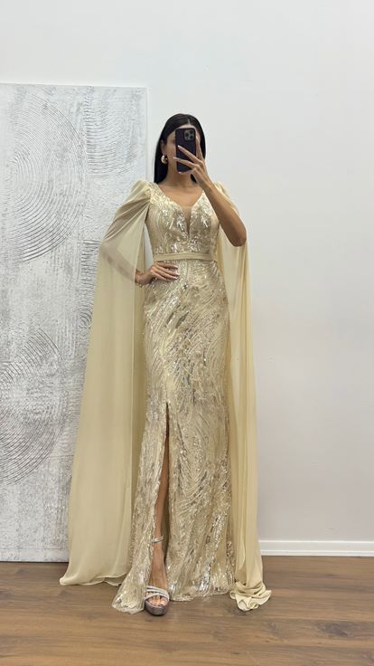 Robe de soirée brodée en tulle à manches dorées