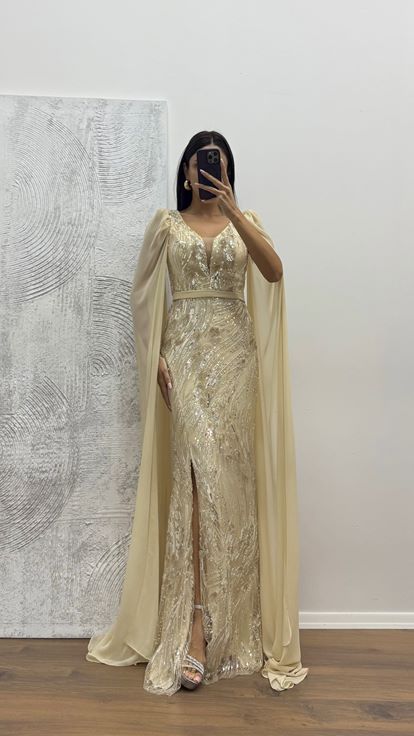Robe de soirée brodée en tulle à manches dorées