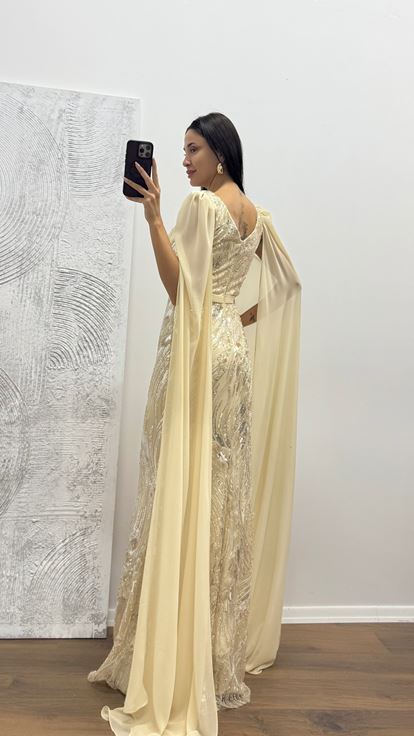 Robe de soirée brodée en tulle à manches dorées