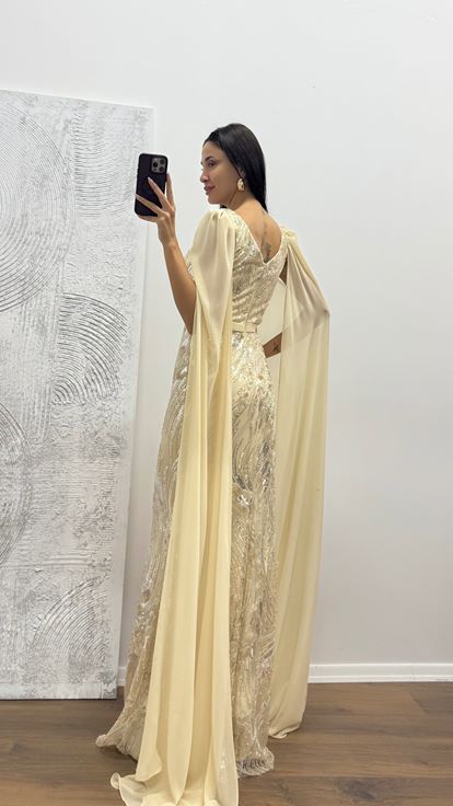 Robe de soirée brodée en tulle à manches dorées
