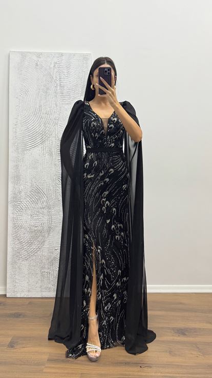 فستان سهرة أسود بأكمام من التول