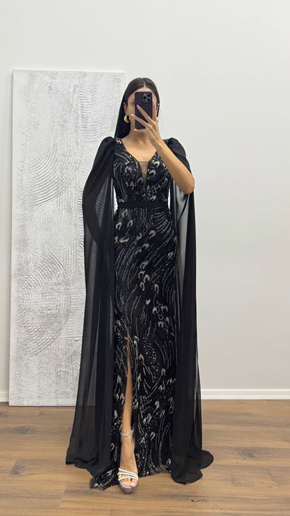 فستان سهرة أسود بأكمام من التول