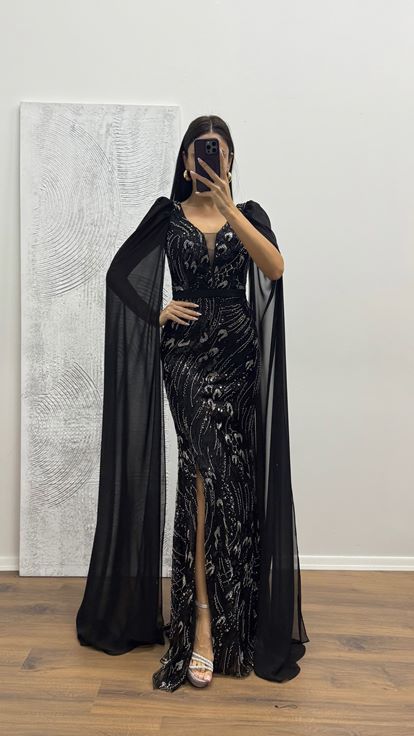 فستان سهرة أسود بأكمام من التول