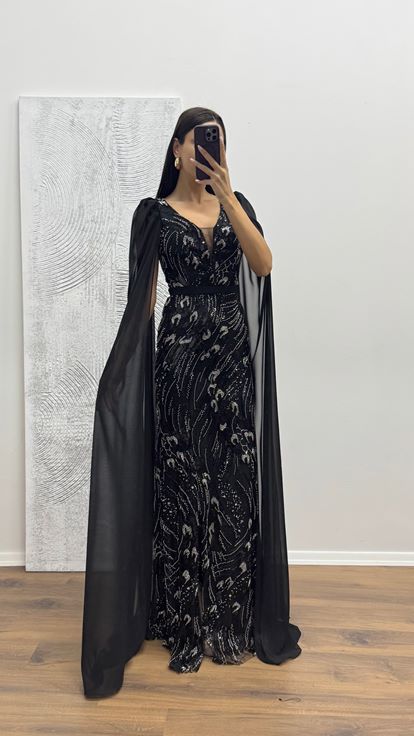 فستان سهرة أسود بأكمام من التول