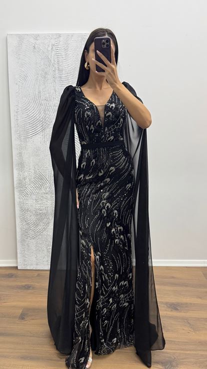 فستان سهرة أسود بأكمام من التول