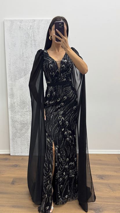 فستان سهرة أسود بأكمام من التول