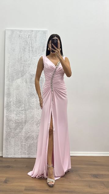 Vestido de noche rosa empolvado con escote en V y detalle de cadena