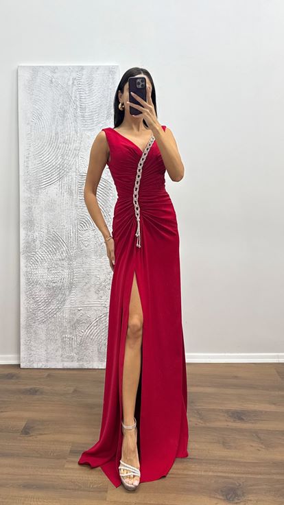 Rotes Abendkleid mit V Ausschnitt und Kettendetails
