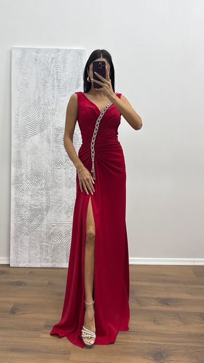 Rotes Abendkleid mit V Ausschnitt und Kettendetails