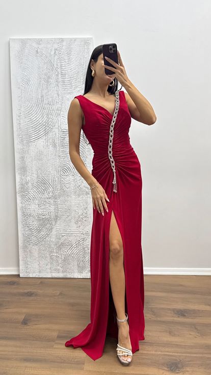 Rotes Abendkleid mit V Ausschnitt und Kettendetails