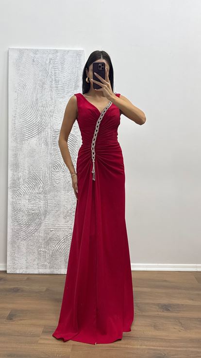 Rotes Abendkleid mit V Ausschnitt und Kettendetails