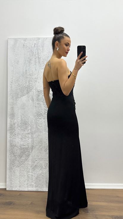 Vestido de noche negro sin tirantes con detalles bordados