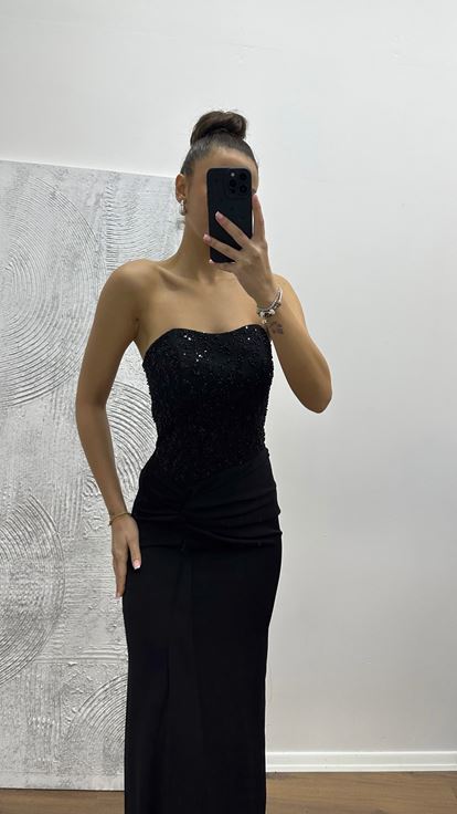 Vestido de noche negro sin tirantes con detalles bordados
