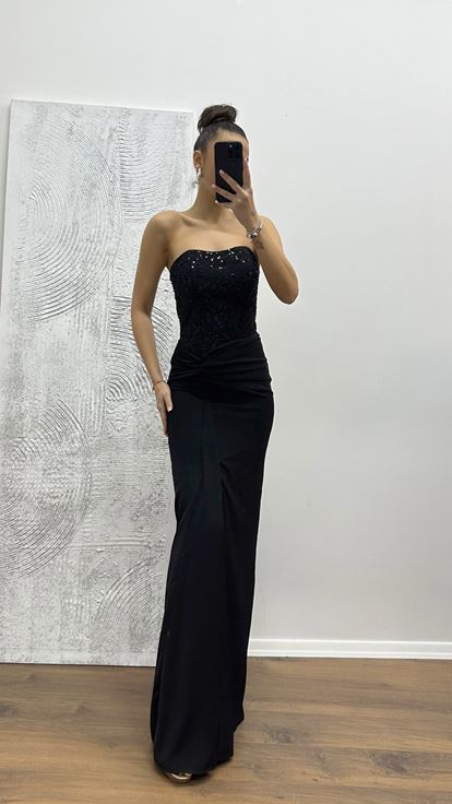 Vestido de noche negro sin tirantes con detalles bordados