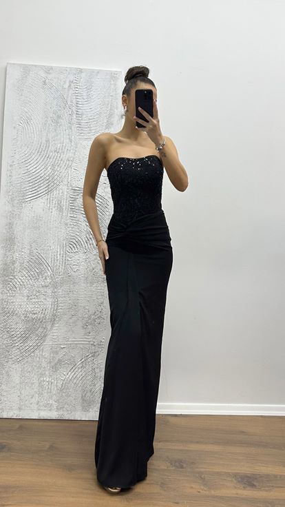 Vestido de noche negro sin tirantes con detalles bordados