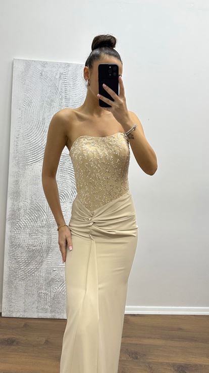 Vestido de noche dorado sin tirantes con detalles bordados