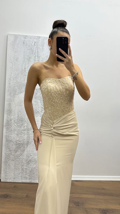 Vestido de noche dorado sin tirantes con detalles bordados