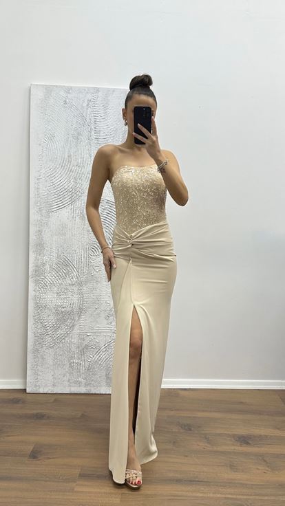 Vestido de noche dorado sin tirantes con detalles bordados