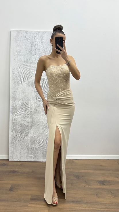 Vestido de noche dorado sin tirantes con detalles bordados