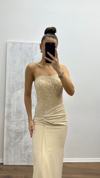 Vestido de noche dorado sin tirantes con detalles bordados