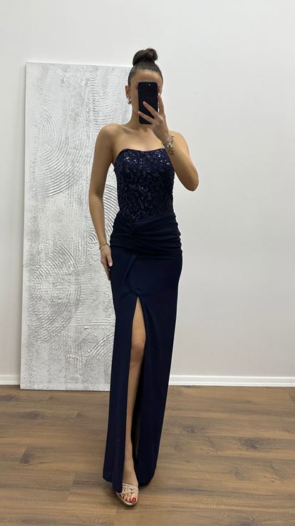 فستان سهرة مطرز بدون حمالات باللون الكحلي