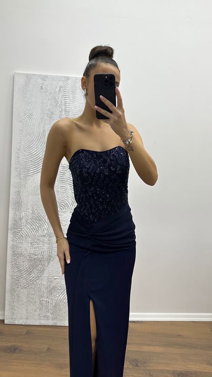 فستان سهرة مطرز بدون حمالات باللون الكحلي