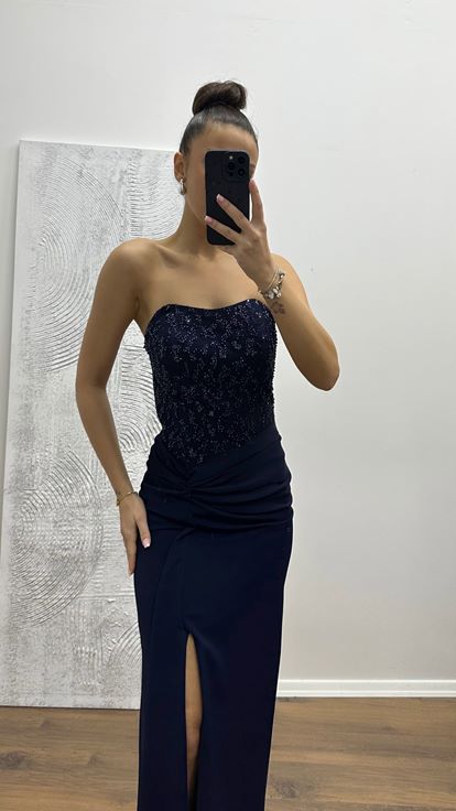 فستان سهرة مطرز بدون حمالات باللون الكحلي