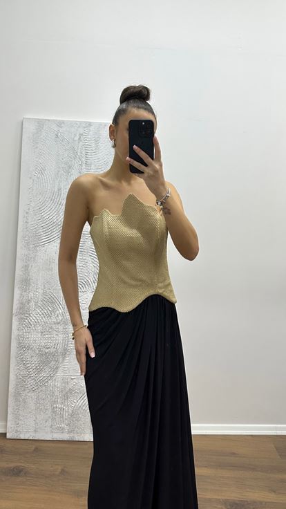 Goldenes trägerloses Abendkleid