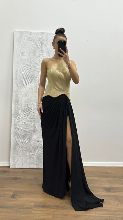 Goldenes trägerloses Abendkleid