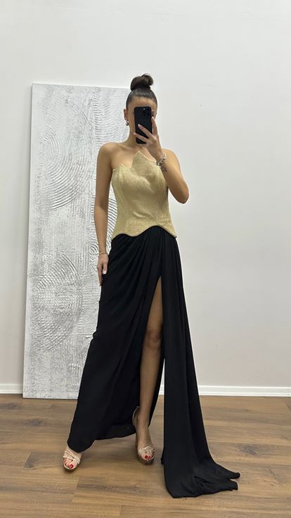Goldenes trägerloses Abendkleid