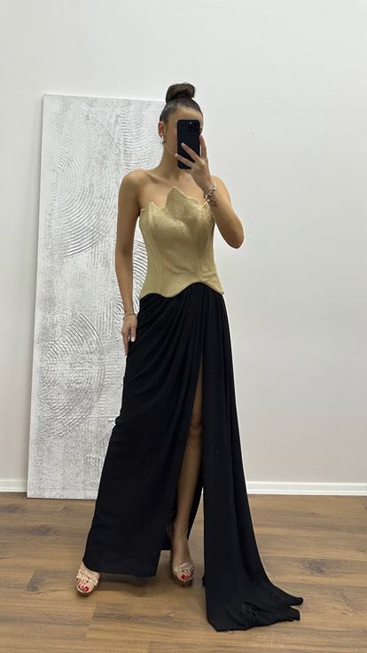 Goldenes trägerloses Abendkleid
