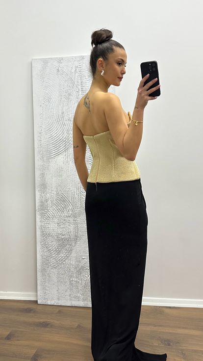 Goldenes trägerloses Abendkleid