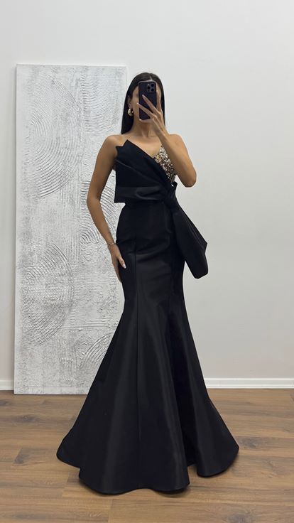 Abito da sera nero con dettaglio fiocco monospalla