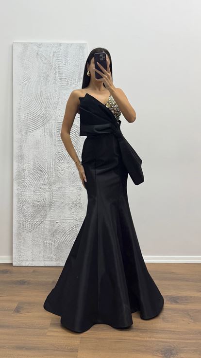 Abito da sera nero con dettaglio fiocco monospalla