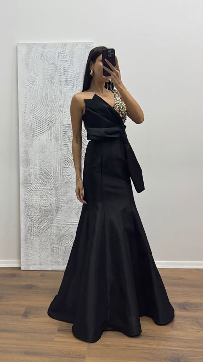 Abito da sera nero con dettaglio fiocco monospalla