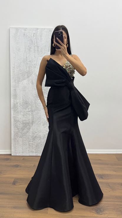 Abito da sera nero con dettaglio fiocco monospalla