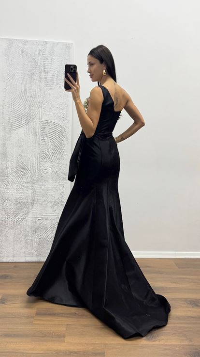 Abito da sera nero con dettaglio fiocco monospalla