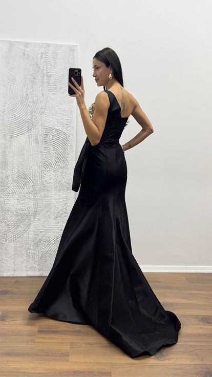 Abito da sera nero con dettaglio fiocco monospalla