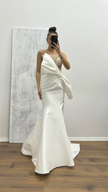 Abito da sera bianco con dettaglio fiocco monospalla