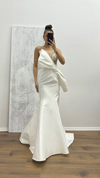 Abito da sera bianco con dettaglio fiocco monospalla