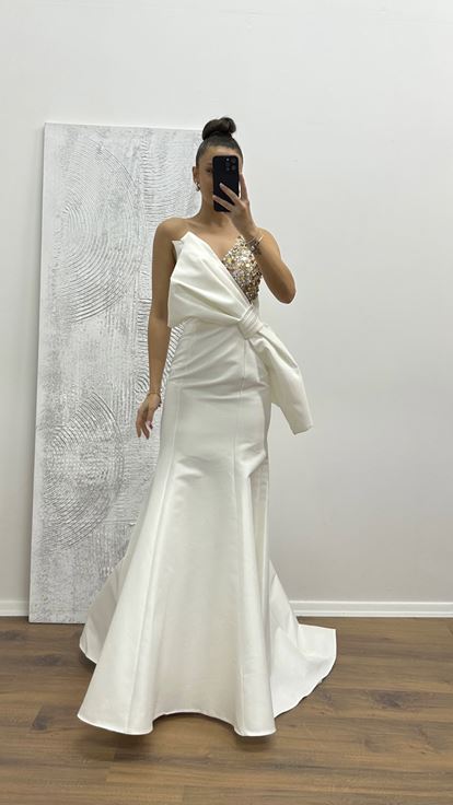 Abito da sera bianco con dettaglio fiocco monospalla