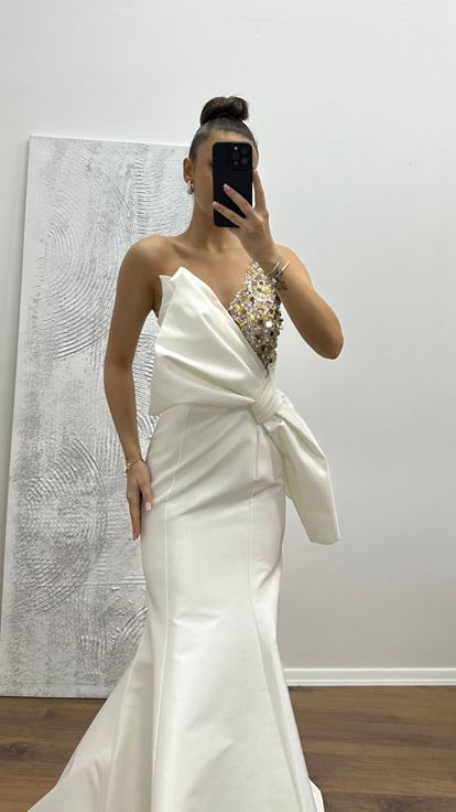 Abito da sera bianco con dettaglio fiocco monospalla