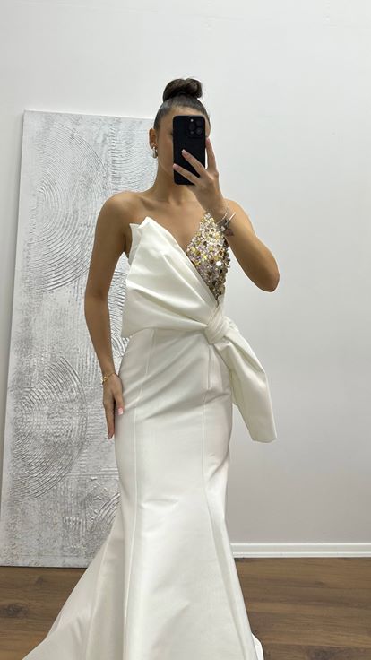 Abito da sera bianco con dettaglio fiocco monospalla