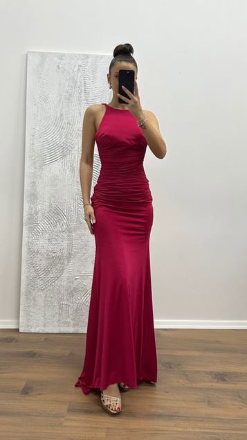 Abito da sera rosso con dettaglio sulla schiena