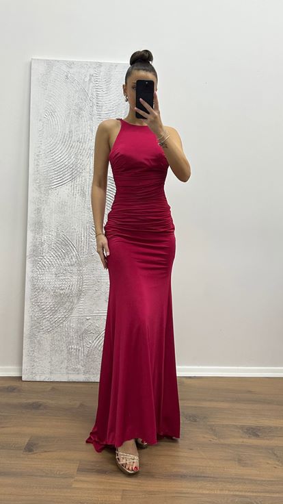 Vestido de noche rojo con detalle en la espalda