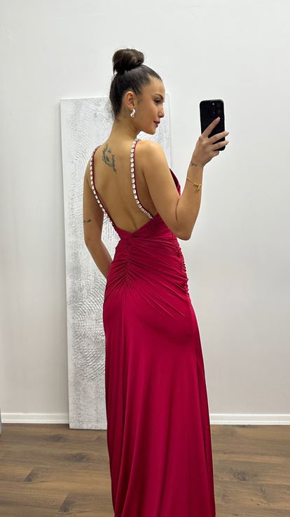 Vestido de noche rojo con detalle en la espalda