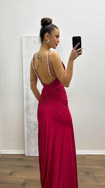Vestido de noche rojo con detalle en la espalda