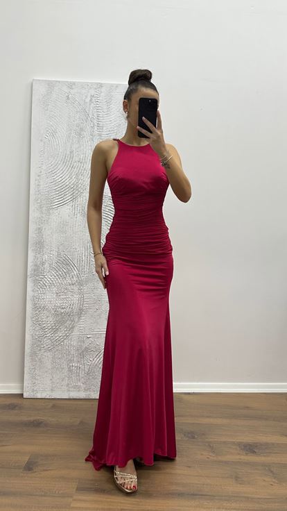 Vestido de noche rojo con detalle en la espalda