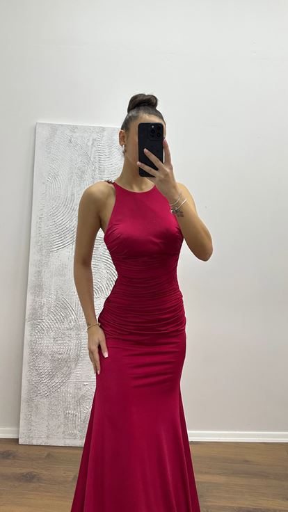 Vestido de noche rojo con detalle en la espalda